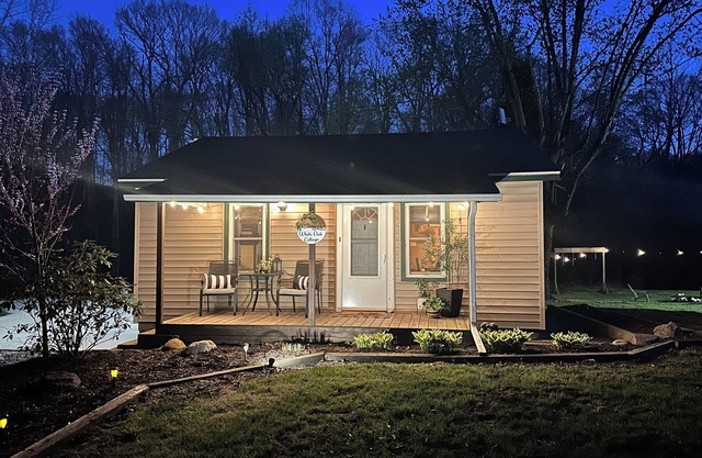 White Oak Cottage and Wi-Fi! Celebrate the holidays in our country cottage!