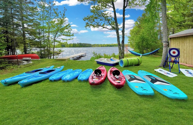 White Pines Cabin: Ideal Location for Family-Fishing-Fun w/12 boats + Lily Pad!