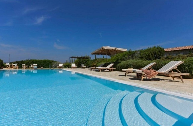 White Retreat 17, prestigious rental villa with pool and amazing view over the hills and the vin.