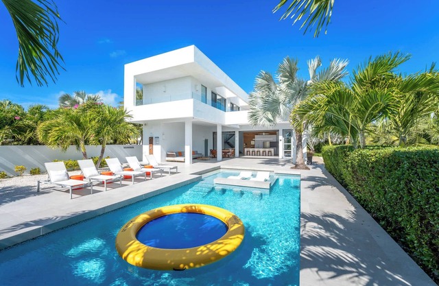 White Villas - Oceanview, Pool & Beach Access (1)