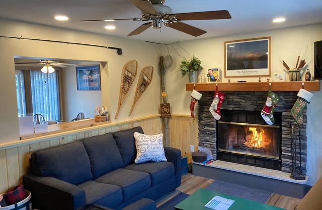 Whiteface Wilmington Cottage Level 2 EV charger~Hot tub-Fireplace-Dog friendly