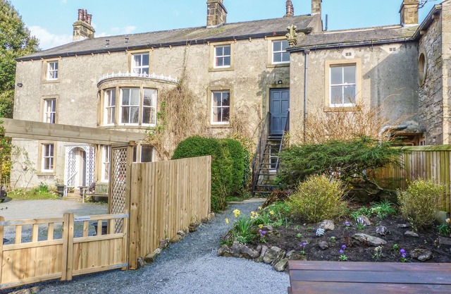WHITEFRIARS LODGE, family friendly, with a garden in Settle