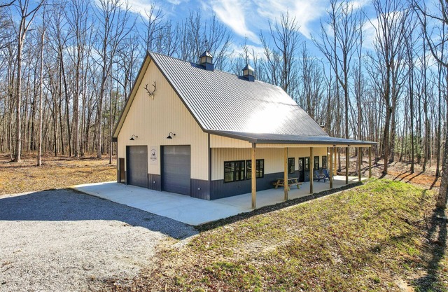 Whitetail Lodge - Relaxing Retreat in private forest Spring Deals