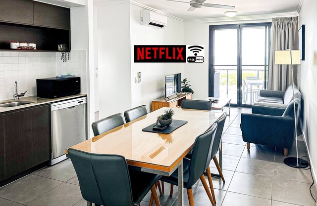 WhitsunStays - The Regal 2br/2bth, central