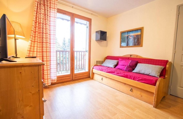 Wifi, 200m from ski slopes, 1st floor, view mountain, balcony, tv, ski locker, 49m², Valfréjus