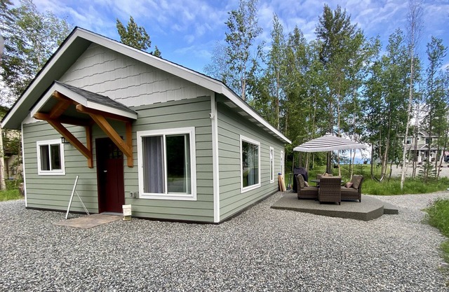 Wild Rose Cottage on Private homestead. Mountain View from property!