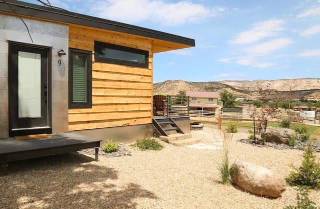 Wild Rose Tiny‑Home Retreat| Scenic Views & Luxury