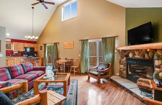 Wilderness retreat near the lake with firepit, grill, large deck - dog friendly