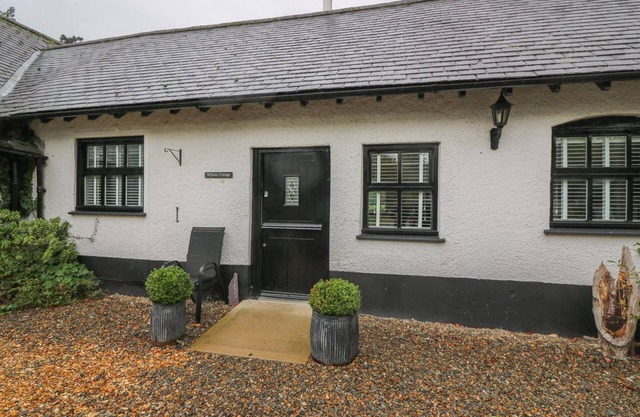 WILLOW COTTAGE, romantic, character holiday cottage in Llanilar