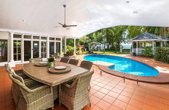 Willow Garden Stays Beachfront Luxury Home
