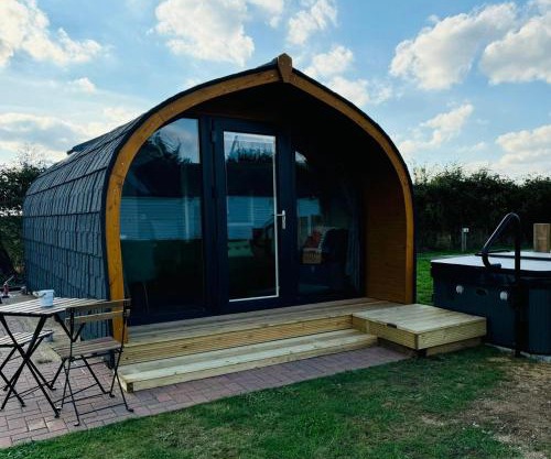 Windmill Glamping Pod with hot tub - The Snug