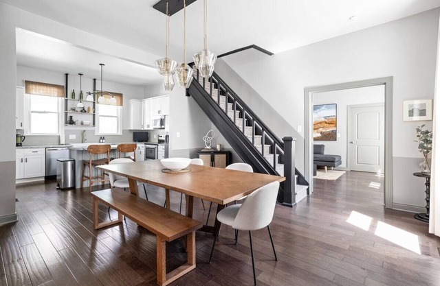 Windsor Manor, Spacious Retreat, Near Downtown!