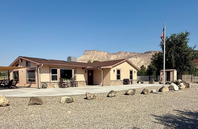 Wine Country Escape - 3 BR/2 BA Retreat - Orchard, Mountain Views & Large Patio