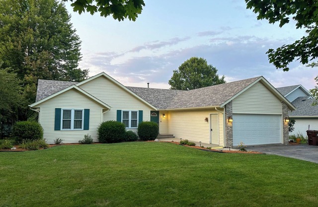 Winnebago Spacious Home♥ Beautiful Kitchen LG Yard!