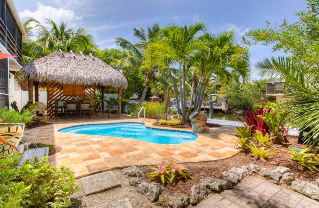 *WINTER SPECIAL* 2 BR Waterfront Pool Home