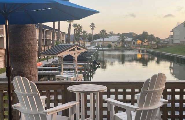 Winter Texans Welcome, On water & next to pool. Boat rental 5 min walk.