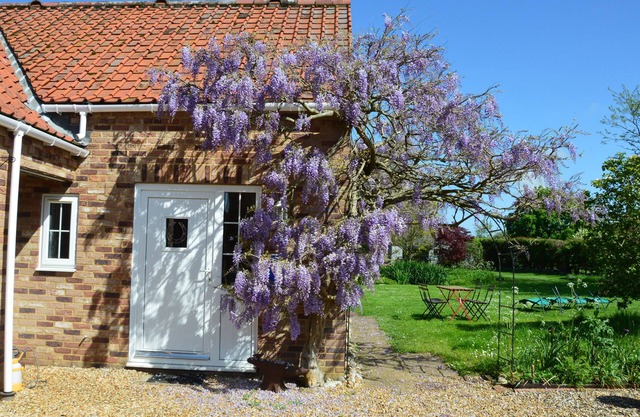 WISTERIA COTTAGE, pet friendly, character holiday cottage in Gayton