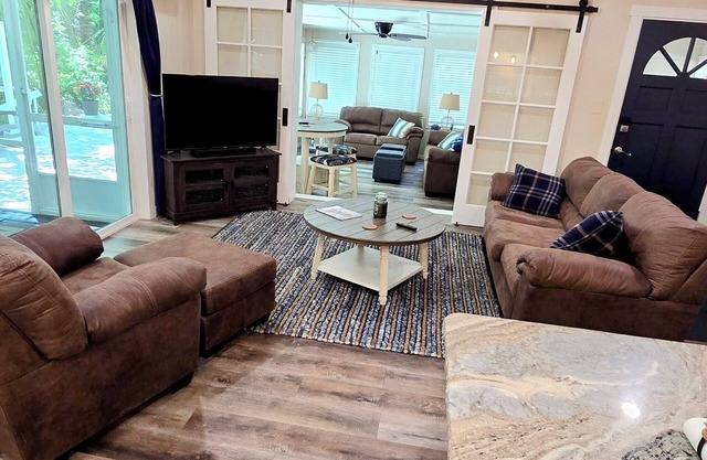 Withlacoochee River, 2/2,pet friendly, sleeps 6, fishing, scalloping, boating.