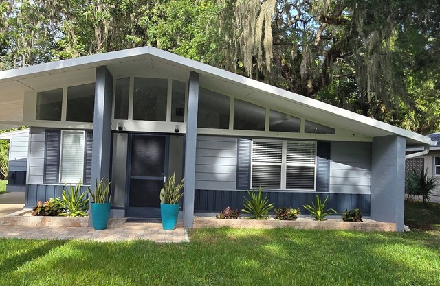 Withlacoochee River, boat dock available, pet friendly, 5 people.