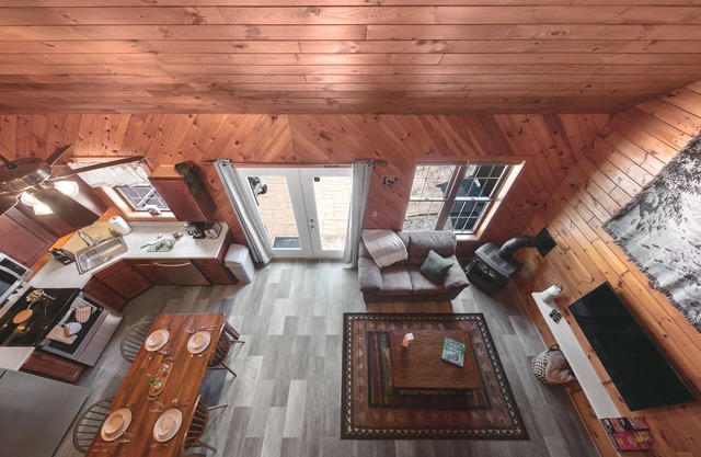 Wolf Lair - scenic Adirondack cabin escape + lake access