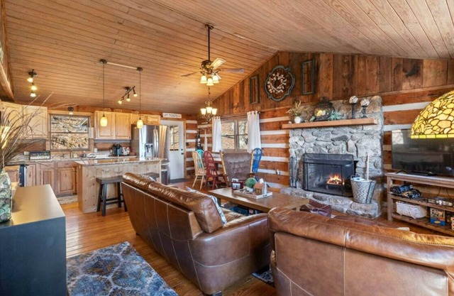 Wolf Laurel Cabin near Big Bald. Long Range Views. Hike the Appalachian Trail.