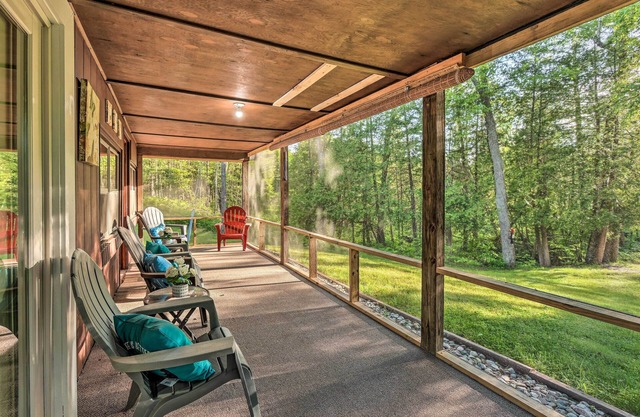 Wolfs River Retreat w/Yard & River Access!