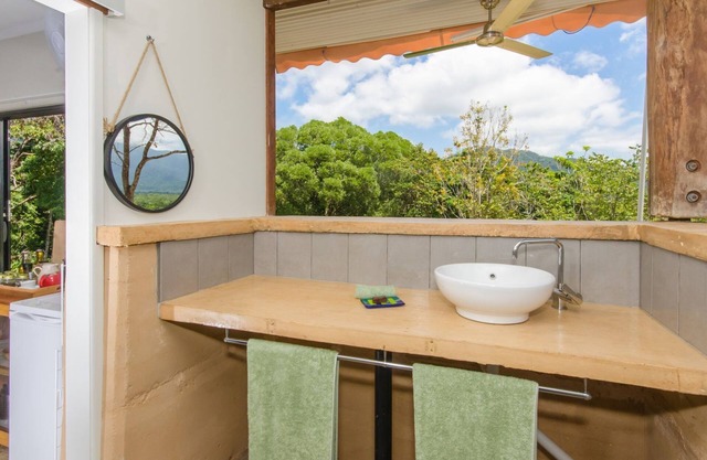 Wompoo Eco Retreat - Rambutan Bungalow with views