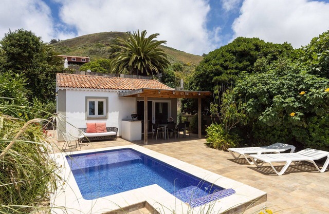 Wonderful private villa for 3 people with private pool, WIFI, TV, patio, panoramic view and park.