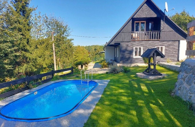 Wonderful private villa for 6 guests with WIFI, private pool, TV, patio, pets allowed and parking