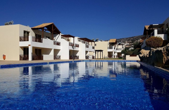 Wonderful 2 bedroom ground level poolside apartment, 3 pools, FREE WIFI