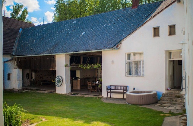 Wonderful private villa for 22 guests with WIFI, hot tub, patio, pets allowed and parking