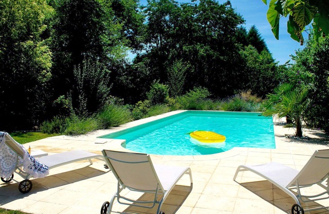 Wonderful private villa with WIFI, hot tub, private pool, TV, patio, pets allowed and parking