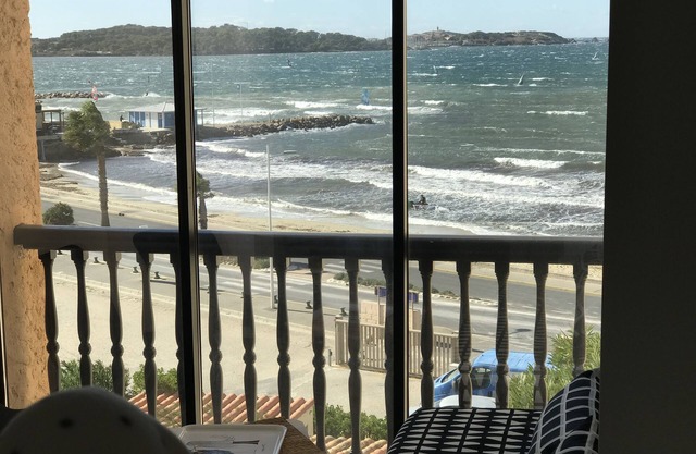 Wonderful studio facing the sea, on the island of Embiezs direct access to the beach.