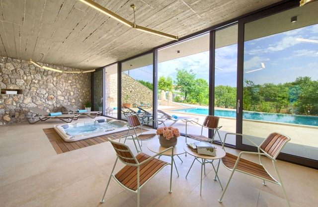 Wonderful private villa for 6 guests with hot tub, private pool, A/C, WIFI, TV, terrace and park.
