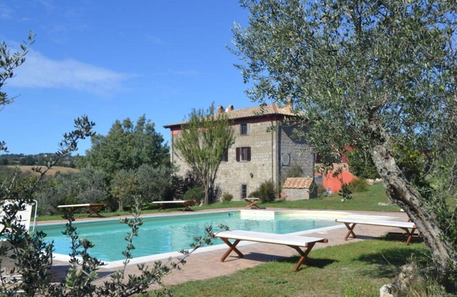 Wonderful private villa for 18 people with WIFI, private pool, patio, pets allowed and parking
