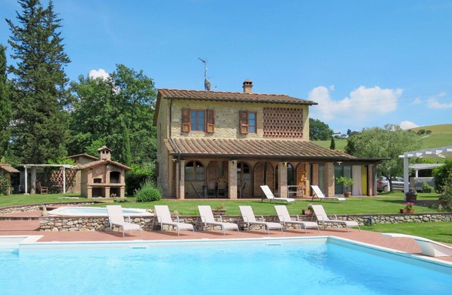 Wonderful private villa with hot tub, A/C, private pool, WIFI, TV, patio, pets allowed and parking