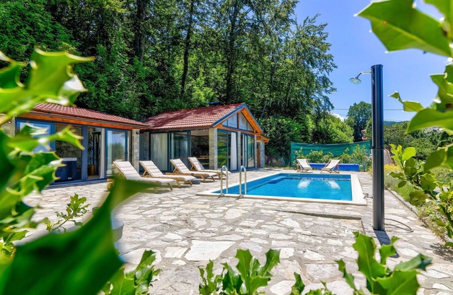 Wonderful private villa for 12 guests with hot tub, WIFI, A/C, private pool, TV and terrace