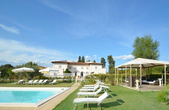Wonderful private villa with WIFI, hot tub, private pool, A/C, TV and parking, close to Florence