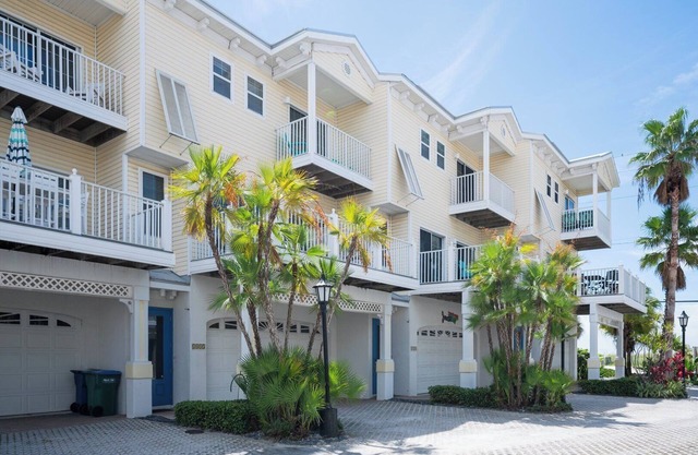 Wonderful townhouse located directly between the beach and the bay. Watch the sunsets off the balco