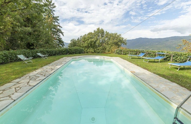 Wonderful villa for 10 guests with WIFI, private pool, TV, patio, pets allowed and parking