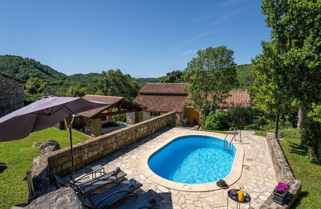 Wonderful villa for 7 people with hot tub, A/C, private pool, WIFI, TV and pets allowed