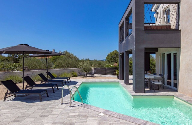Wonderful villa with WIFI, private pool, hot tub, A/C, TV, terrace, pets allowed and parking
