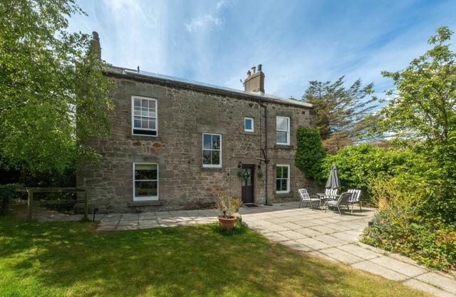 Wonderland Berwick: Dog-Friendly Luxury 5-Bed House with Hot Tub