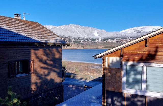 WOODEN CHALET FACING THE LAKE
