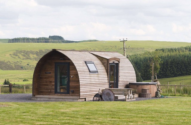 Wooden Cosy Cabin with Hot Tub in Mid Wales