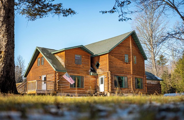 Woodland Haven: 5BR Retreat with Sauna