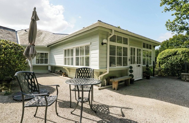 WOODLAND LODGE, romantic, with a garden in Grange-Over-Sands