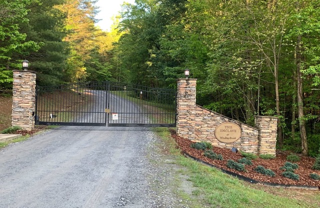 WOODSIDE COTTAGE, a handicapped accessible cottage in Blue Ridge Mtns of N.GA.