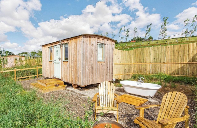 Woodside Hut 2 - UK36106
