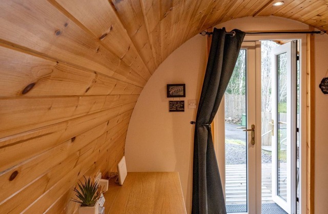 Woodside Pod - a garden pod that sleeps 2 guests in 1 bedroom